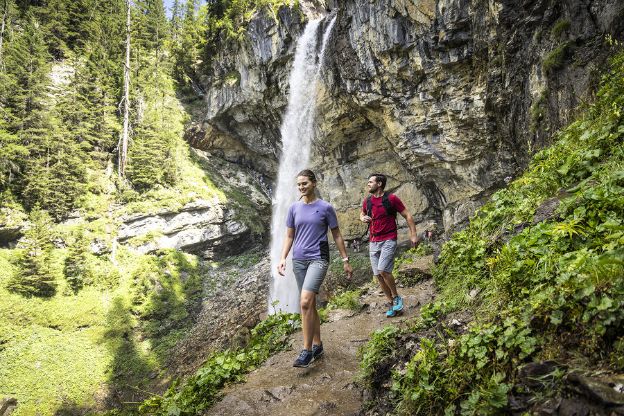Wanderer beim Johanneswasserfall in Obertauern