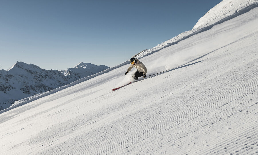 Skifahrer auf perfekt präparierter Piste in der Wintersportregion Obertauern.