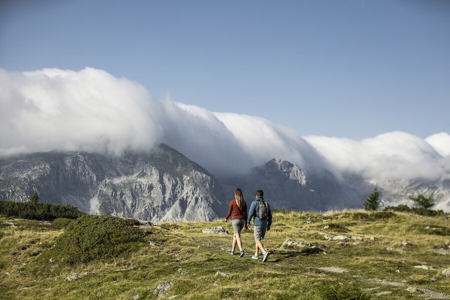 Wanderer auf Hochplateau mit Bergblick in Obertauern