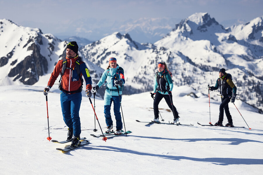 Gruppe Skitourengeher in der winterlichen Berglandschaft von Obertauern.
