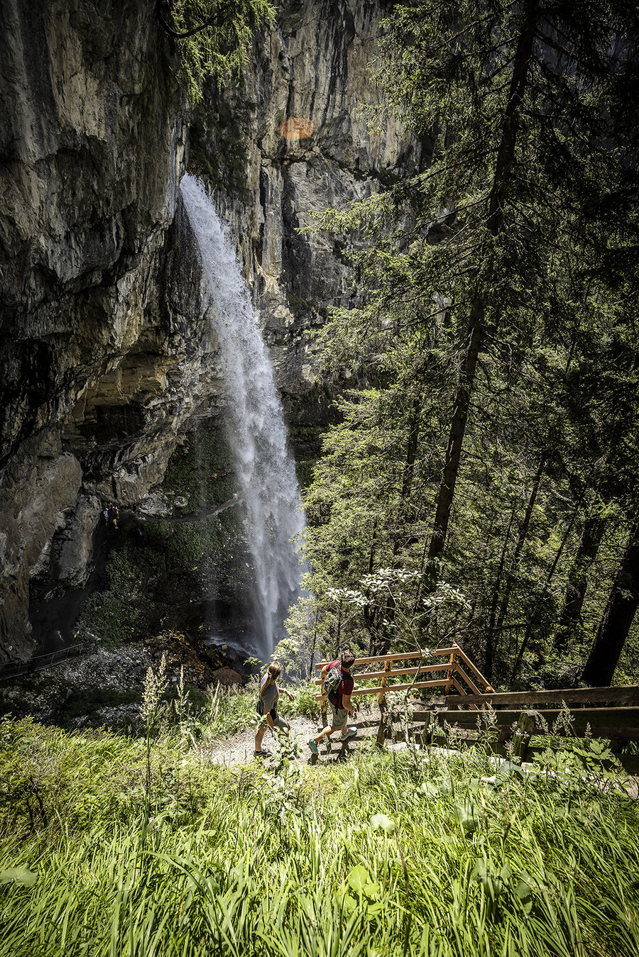 Blick von oben seitlich auf den Johanneswasserfall in Obertauern