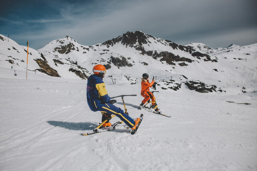 Snowbike unterwegs auf den Skipisten in Obertauern bei winterlichen Bedingungen.