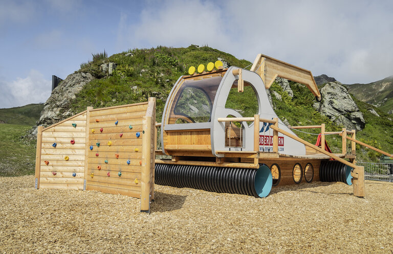 Pistenraupen-Spielplatz mit Kletterwand in Bobbys Erlebniswelt