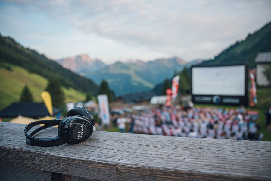 Ö3 Silent Cinema mit Kinobesuchern unter freiem Himmel.