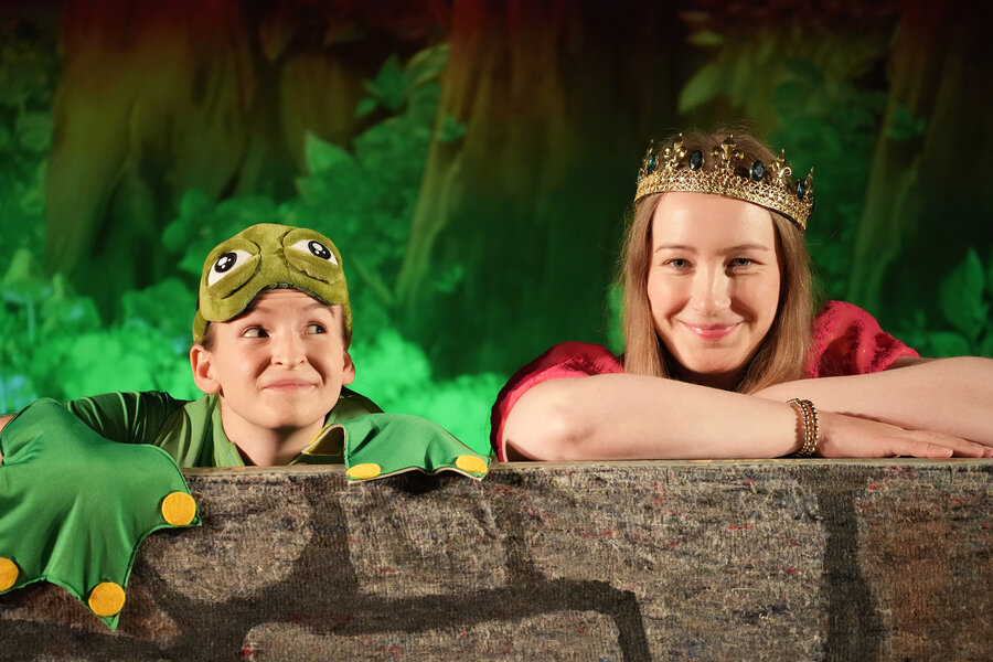 Charaktere aus dem Kindertheater „Froschkönig“ auf der Bühne dargestellt