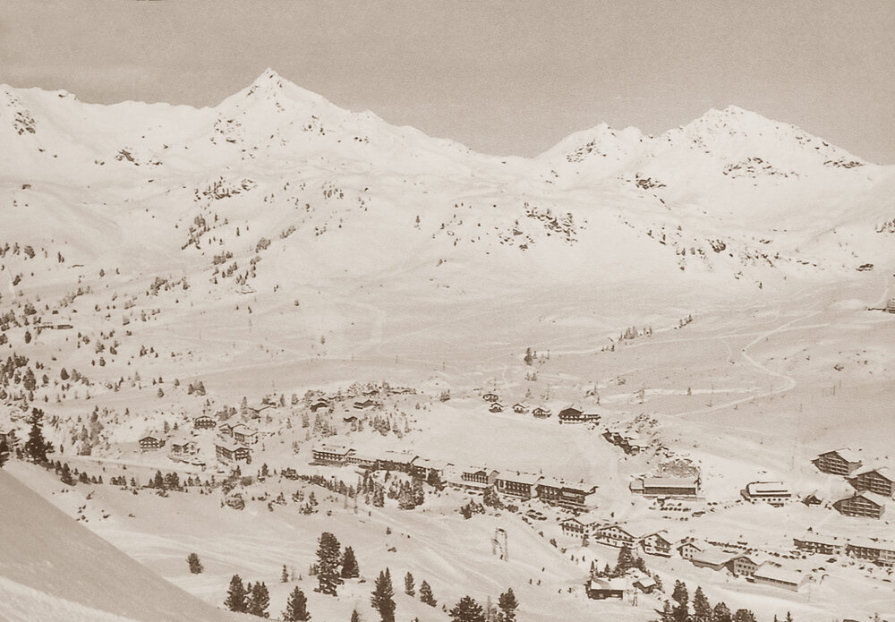 Geschichtliches Ortsbild von Obertauern im Winter