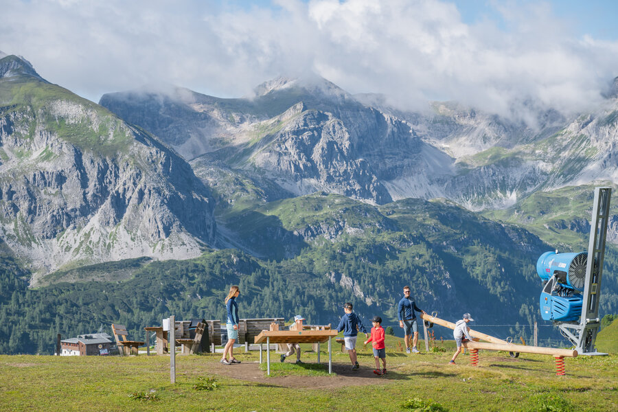 Familie spielt an den Spielgeräten in Bibo’s Erlebniswelt in Obertauern.
