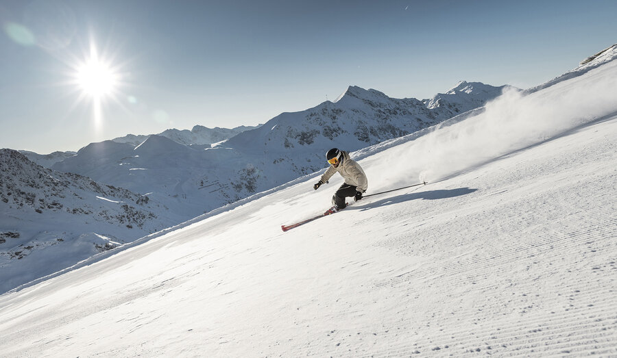 Skifahrer auf frisch präparierter Piste in Obertauern.
