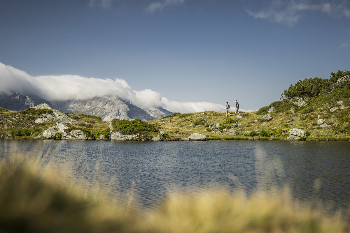 Wanderer am Krummschnabelsee in Obertauern