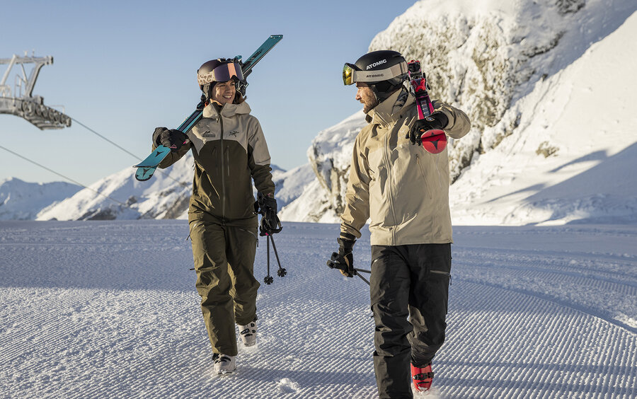 Skifahrer auf dem Weg zur Piste in Obertauern.