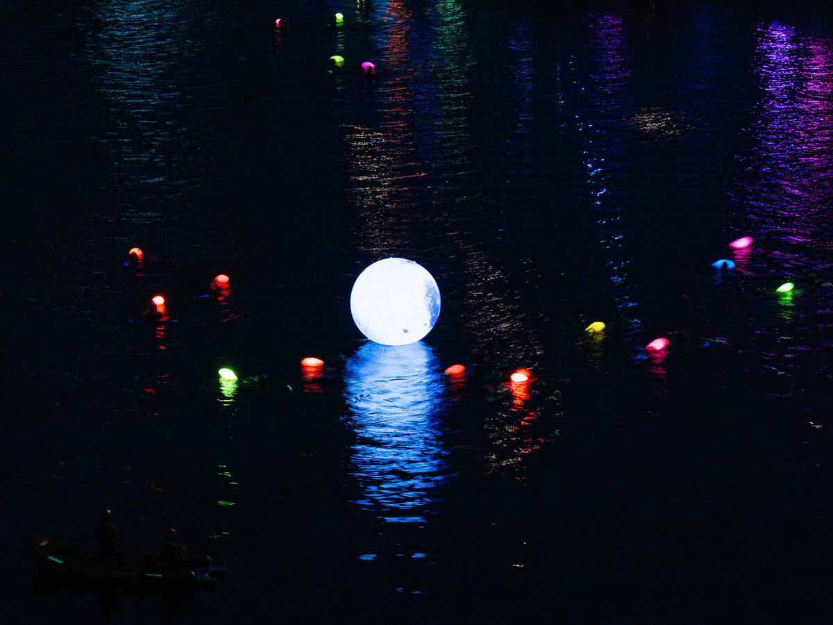Vollmond-Schwimmen in Obertauern in stimmungsvoller Nacht.