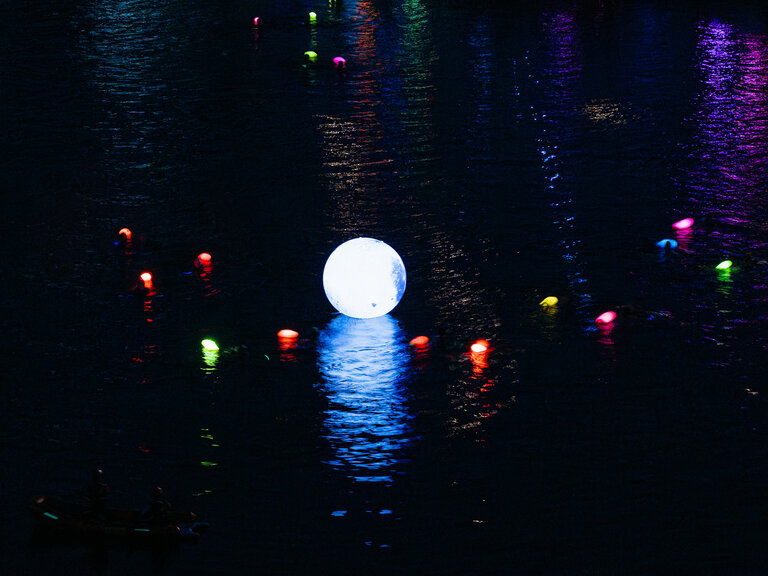 Vollmond-Schwimmen in Obertauern in stimmungsvoller Nacht.