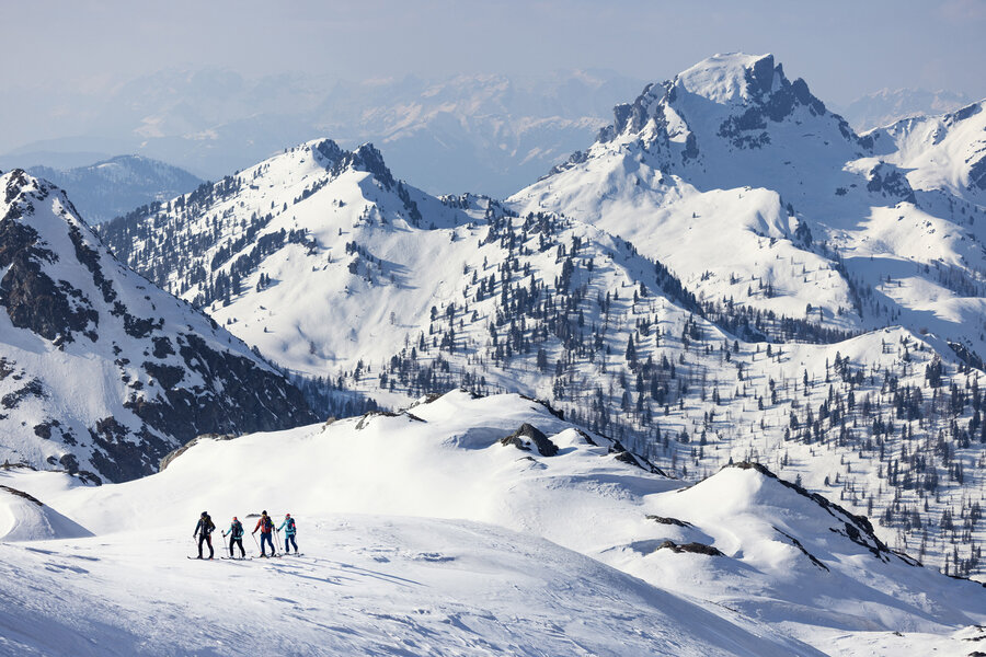Gruppe von Skitourengehern im atemberaubenden Gelände von Obertauern.