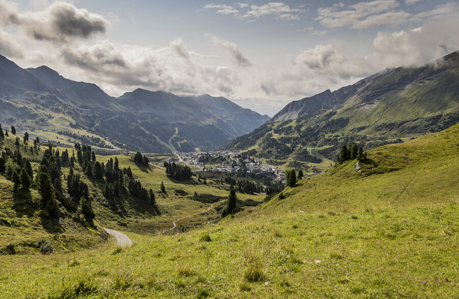 Blick auf Obertauern im Sommer in alpiner Landschaft