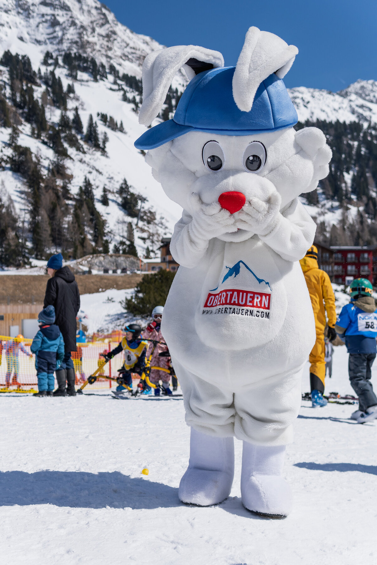 Obertauerns Maskottchen Bobby im Schnee