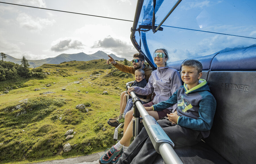 Familie fährt mit Hochalmbahn in Obertauern