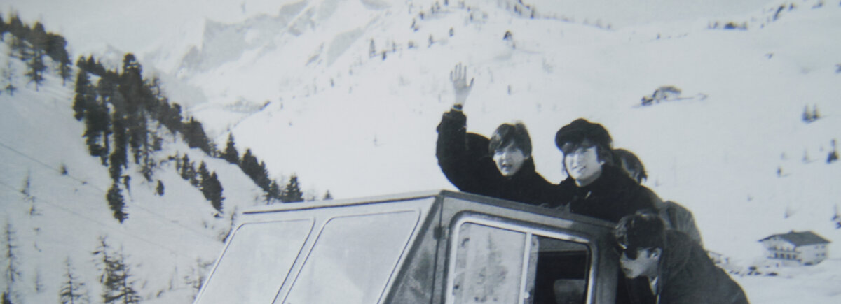 Die Beatles auf einer Pistenraupe im Jahr 1965