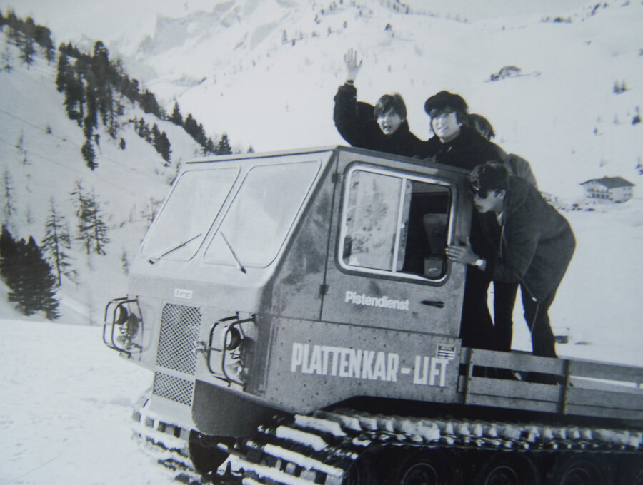 Die Beatles auf einer Pistenraupe im Jahr 1965