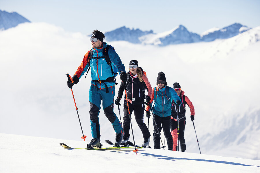 Freundesgruppe unterwegs auf einer Skitour in der winterlichen Berglandschaft von Obertauern.
