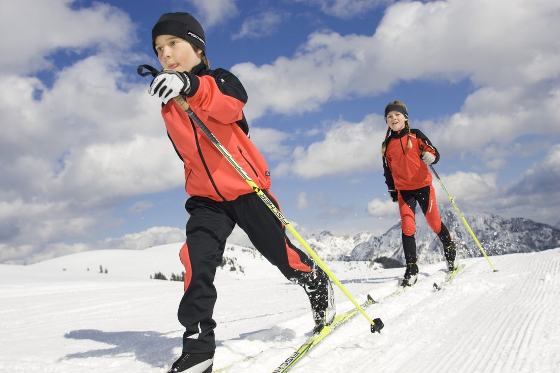 Маленькие лыжники. Дети на беговых лыжах. Школьники на лыжах. Детский лыжный спорт. Спортивные лыжи.