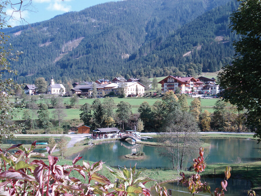 Angelteich im Wildpark Untertauern mit Ort im Hintergrund