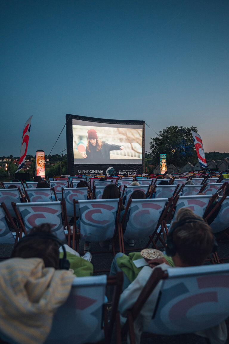 Ö3 Silent Cinema Event mit Kopfhörer-Kino im Freien.