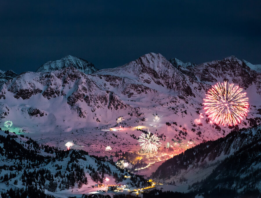 Obertauern an Silvester mit Feuerwerk in der verschneiten Berglandschaft.