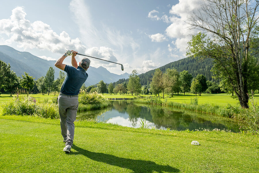 Golfer beim Abschlag auf Golfplatz