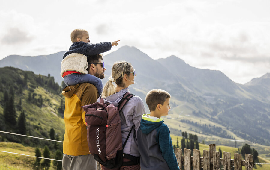 Familie beim Wandern mit Kindern in Obertauern