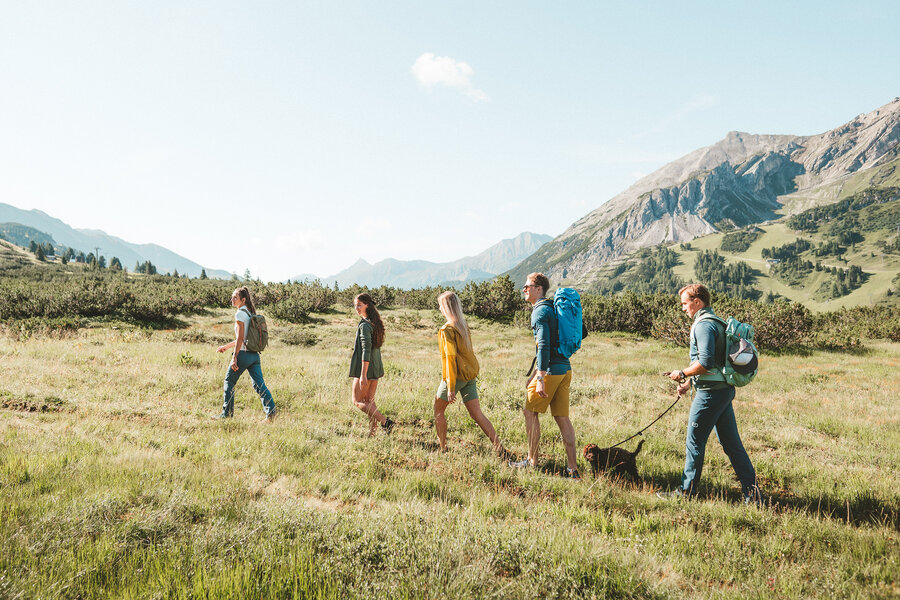 Gruppe beim Kräuterwandern in alpiner Landschaft