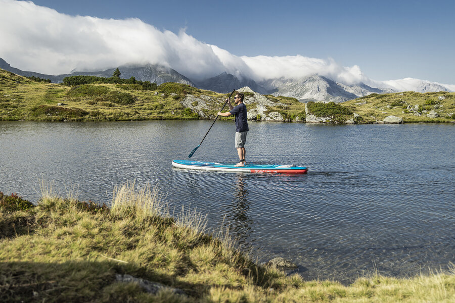 Stand-up-Paddler auf dem Krummschnabelsee in Obertauern
