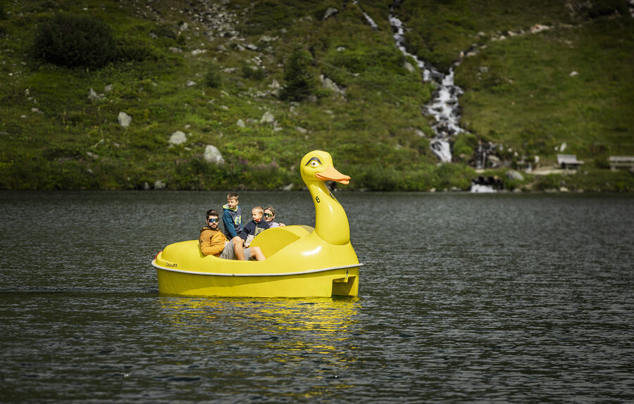 Familie fährt mit Tretboot auf dem Grünwaldsee
