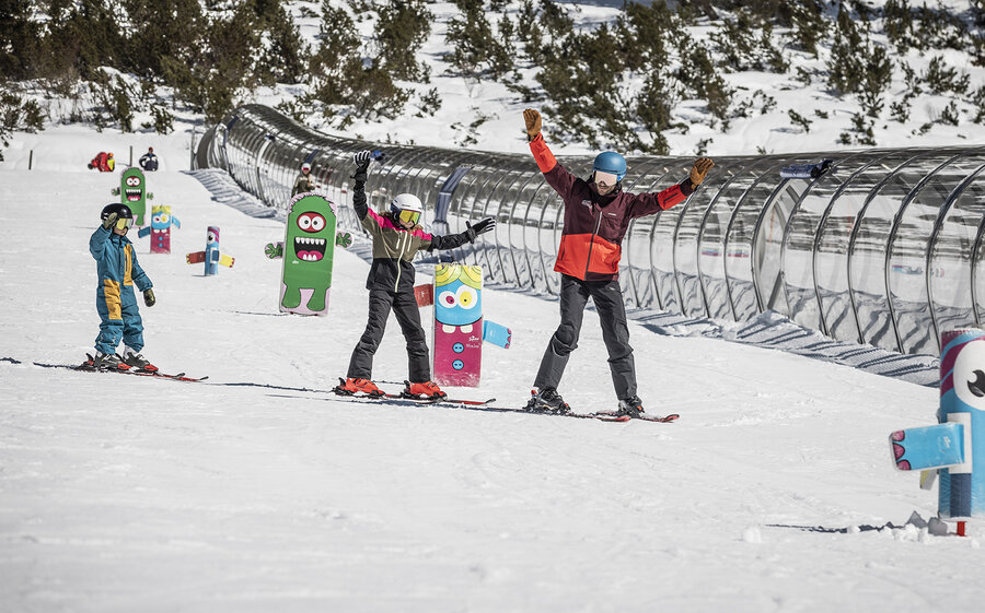 Familie lernt das Skifahren auf einer Übungspiste in Obertauern.