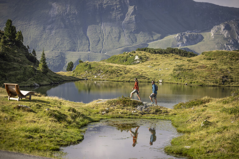 Wanderer am Krummschnabelsee in Obertauern mit Berglandschaft
