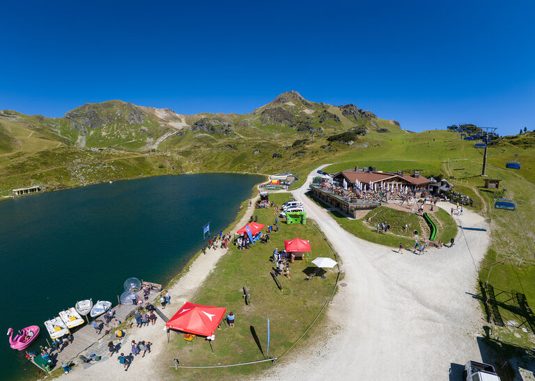 Luftbild des Familien-Bergfests in Obertauern in der alpinen Landschaft.