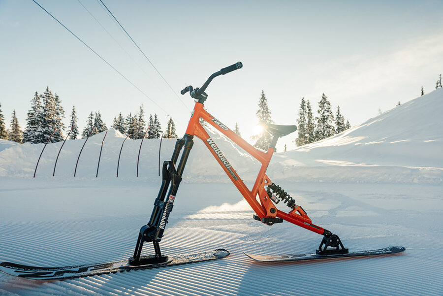 Snowbike auf den Pisten von Obertauern in einer verschneiten Winterlandschaft.